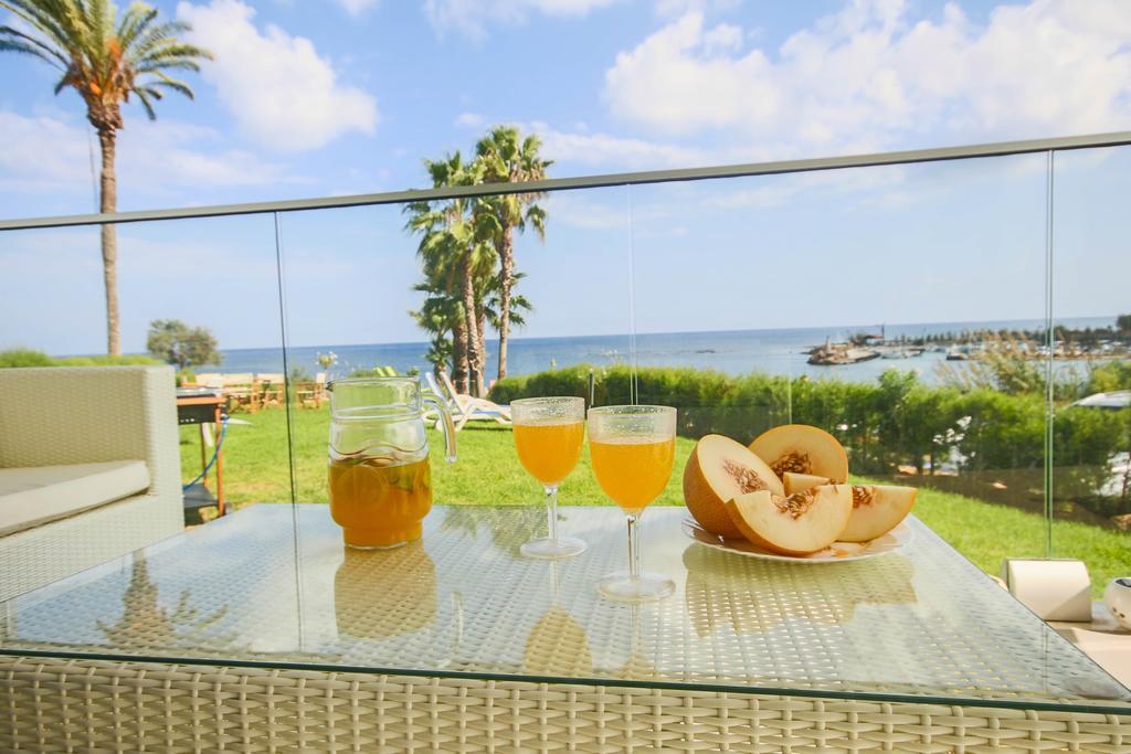 Beachfront Trident Protaras Rum bild